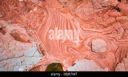 Couches de grès tourbillonnantes aériennes et modèles d'érosion avec Desert Pool Top Down Banque D'Images