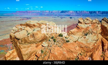Vol aérien au-dessus des falaises Vermilion falaises esas de grès accidentées et de la plaine du désert Banque D'Images