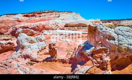 Vol aérien à travers des couches de grès tourbillonnantes spires de poche blanches et arc naturel Banque D'Images