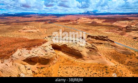 Vol aérien au-dessus de Sandstone Arch Desert Road et Mesas Southwest USA Banque D'Images