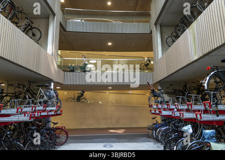 Parking à vélos central à Stationsplein, le plus grand parking à vélos du monde avec plus de 13 000 places de parking sur 3 étages, juste en dessous du Banque D'Images