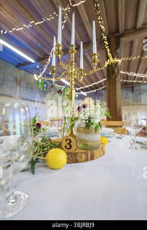Décoration de table détaillée avec chandelier et plaque d'immatriculation, entouré de fleurs fraîches, événement et lieu de mariage Kloster Lorch, Lorch, Allemagne, E Banque D'Images