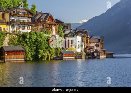 Maisons sur la rive escarpée au-dessus du lac, Hallstatt, lac Hallstatt, site du patrimoine mondial de l'UNESCO, Salzkammergut, haute-Autriche, Autriche, Europe Banque D'Images