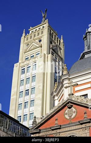 Église Iglesia Las Calatravas et la tour néo-classique la Union y el Fenix Espanol, Calle de Alcala, centre-ville, Madrid, Espagne, Europe Banque D'Images