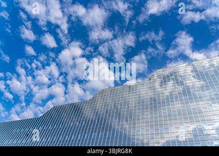 Spiegelnde Fassade des Rabobank Gebäude am Hauptbahnhof, Utrecht Centraal, Niederlande Rabobank *** façade reflétant le bâtiment Rabobank à la gare centrale, Utrecht Centraal, pays-Bas Rabobank Banque D'Images