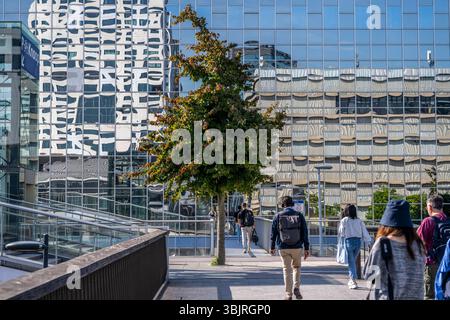 Spiegelnde Fassade des Rabobank Gebäude am Hauptbahnhof, Utrecht Centraal, Niederlande Rabobank *** façade reflétant le bâtiment Rabobank à la gare centrale, Utrecht Centraal, pays-Bas Rabobank Banque D'Images