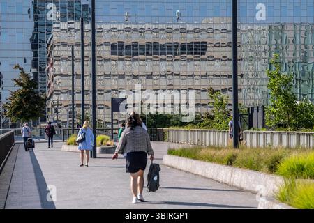 Spiegelnde Fassade des Rabobank Gebäude am Hauptbahnhof, Utrecht Centraal, Niederlande Rabobank *** façade reflétant le bâtiment Rabobank à la gare centrale, Utrecht Centraal, pays-Bas Rabobank Banque D'Images