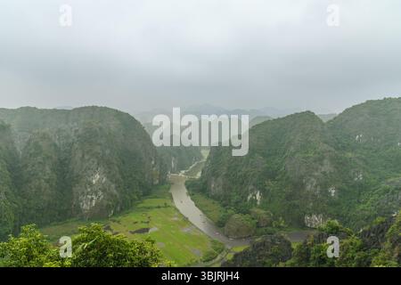 La vue depuis le point de vue de Hang Mua ou Nui Ngoa long (montagne du Dragon couchée) à Ninh Binh, Vietnam Banque D'Images