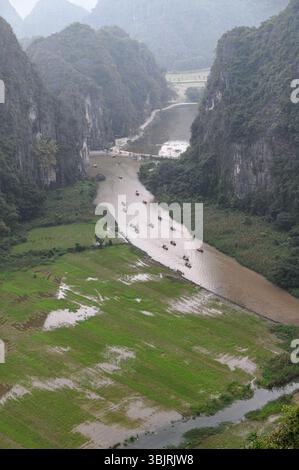 La vue depuis le point de vue de Hang Mua ou Nui Ngoa long (montagne du Dragon couchée) à Ninh Binh, Vietnam Banque D'Images