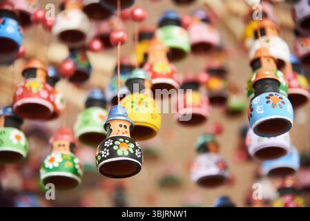 Vente d'artisanat en céramique à Raquira, Boyaca, Colombie : ornements décoratifs suspendus peints avec des motifs colorés. Composition avec espace de copie et Banque D'Images