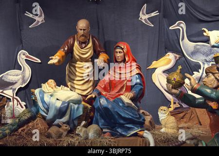 Période de Noël, crèches de Noël, scène de la Nativité. Scène avec des figures volumétriques de peuples et des profils d'oiseaux et d'animaux Banque D'Images