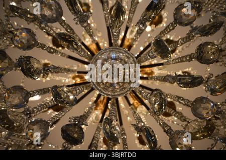 Lustre en cristal dans la salle d'or à Polesden Lacey, Surrey, Angleterre - censé être composé d'environ 4 000 cristaux individuels (non vérifiés). Banque D'Images