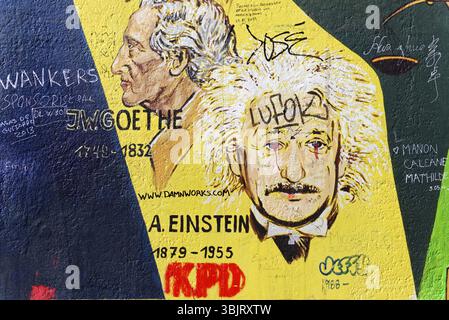 Portraits de Goethe et Einstein sur un mur jaune avec des graffitis, Graffiti sur le mur de Berlin dans la East Side Gallery, Berlin, Allemagne, Europe Banque D'Images