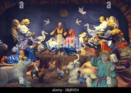 Période de Noël, crèches de Noël, scène de la Nativité. Scène avec des figures volumétriques de peuples et des profils d'oiseaux et d'animaux Banque D'Images