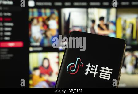 Dhaka, Bangladesh - 18 mars 2025 : le logo du tiktok est affiché sur l'écran d'un smartphone, et le site tiktok est visible sur l'écran d'un ordinateur Banque D'Images