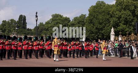 Marching Guards Band Guards Trooping the Colour Color The Mall Westminster London 2025 Banque D'Images