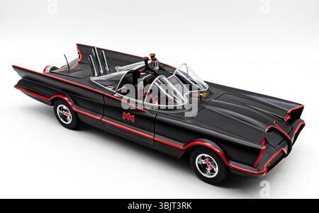 Réplique classique du modèle batmobile des années 1960 isolé sur fond blanc de studio. Banque D'Images