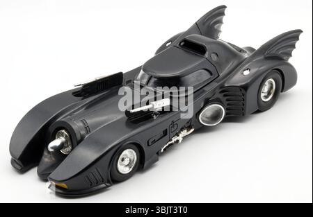 Batmobile modèle réplique du film Batman, isolé sur fond blanc Banque D'Images