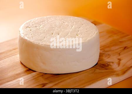 FROMAGE FRESCAL MINAS ENTIER SUR PLANCHE DE BOIS AVEC FOND ISOLÉ - FROMAGE TRADITIONNEL DE MINAS GERAIS Banque D'Images
