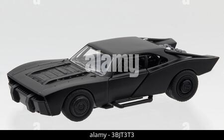 Batmobile modèle réplique du film Batman, isolé sur fond blanc Banque D'Images