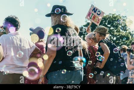 Austin, Texas, États-Unis. 14 juin 2025. Des bulles remplissent l'air pendant le « No Kings Day » à Austin. Des milliers de personnes se sont rassemblées autour du Capitole du Texas à Austin pour une manifestation « No Kings » qui a coïncidé avec l'anniversaire du président Trump et un défilé militaire marquant le 250e anniversaire de l'armée à Washington, DC de nombreux samedi soir protestaient contre leur opposition aux actions de l'administration Trump, allant de la politique d'immigration aux compressions de la main-d'œuvre fédérale. Des dizaines de manifestations « No Kings » ont eu lieu dans tout le pays. Le nom de la manifestation est apparu alors que les organisateurs ont comparé les Banque D'Images