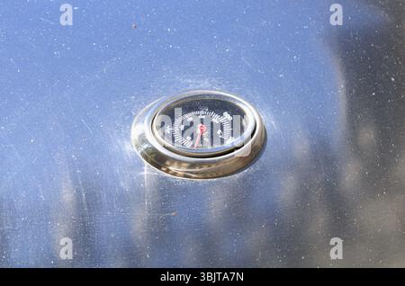 thermomètre ovale sur grille en acier Banque D'Images