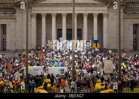 Olympia, Washington, États-Unis. 14 juin 2025. Les manifestants lors de la manifestation "No Kings" contre l'administration Trump, dans la capitale de l'État. Le signe indique : ''RÉSISTER''. (Crédit image : © Mark Avery/ZUMA Press Wire) USAGE ÉDITORIAL SEULEMENT ! Non destiné à UN USAGE commercial ! Banque D'Images