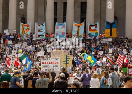 Olympia, Washington, États-Unis. 14 juin 2025. Les manifestants lors de la manifestation "No Kings" contre l'administration Trump, dans la capitale de l'État. Le signe indique : ''RÉSISTER''. (Crédit image : © Mark Avery/ZUMA Press Wire) USAGE ÉDITORIAL SEULEMENT ! Non destiné à UN USAGE commercial ! Banque D'Images