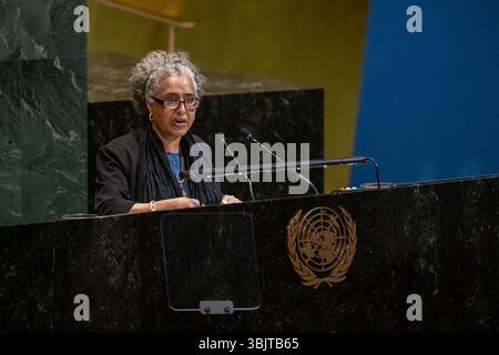 (250616) -- NATIONS UNIES, 16 juin 2025 (Xinhua) -- Sophia Yohannes, ambassadrice de l'Érythrée aux Nations Unies, présente un projet de résolution au siège de l'ONU à New York, le 16 juin 2025. Lundi, l'Assemblée générale a adopté une résolution proclamant chaque année le Décret 4 Journée internationale contre les mesures coercitives unilatérales. (Manuel Elias/photo ONU/document via Xinhua) Banque D'Images