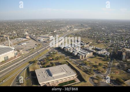 Vue aérienne d'un paysage urbain tentaculaire avec des autoroutes et des zones résidentielles. Banque D'Images