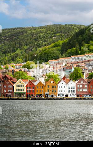 Vue panoramique sur les bâtiments animés de Bryggen le long du rivage de Bergen Banque D'Images