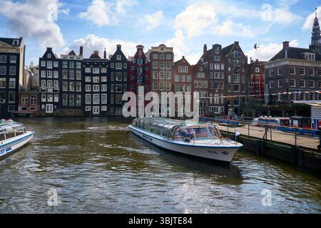 Amsterdam, pays-Bas – 17 septembre 2024 Damrak Dancing Houses Amsterdam pays-Bas. Les célèbres maisons de danse Damrak d'Amsterdam et le canal touristique. Banque D'Images