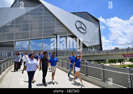 Atlanta, États-Unis. 16 juin 2025. Les spectateurs marchent vers le stade avant le match du Groupe d entre Chelsea, Angleterre, et Los Angeles FC, États-Unis, lors de la Coupe du monde des clubs de la FIFA 2025 à Atlanta, États-Unis, le 16 juin 2025. Crédit : Chen Yichen/Xinhua/Alamy Live News Banque D'Images