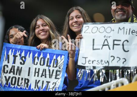 Atlanta, États-Unis. 16 juin 2025. Les spectateurs encouragent les équipes avant le match du Groupe d entre Chelsea, Angleterre, et Los Angeles FC, États-Unis, lors de la Coupe du monde des clubs de la FIFA 2025 à Atlanta, États-Unis, le 16 juin 2025. Crédit : Xu Chang/Xinhua/Alamy Live News Banque D'Images