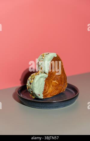 Carte de voeux de style isométrique Saint-Valentin délicieux croissant frais surmonté d'une saveur colorée Ganache. Création unique boulangerie en forme de coeur. Feuilleté de vacances amour cadeau idée de cadeau cadeau. Copier l'espace Banque D'Images