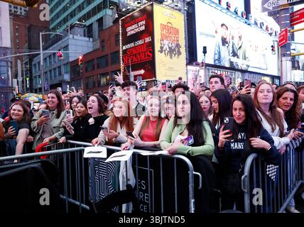 New York, États-Unis. 16 juin 2025. Les fans attendent que les talents arrivent sur le tapis rouge pour les films originaux Apple & Warner Bros Pictures 'F1' première mondiale à Times Square le lundi 16 juin 2025 à New York. Photo de John Angelillo/UPI crédit : UPI/Alamy Live News Banque D'Images