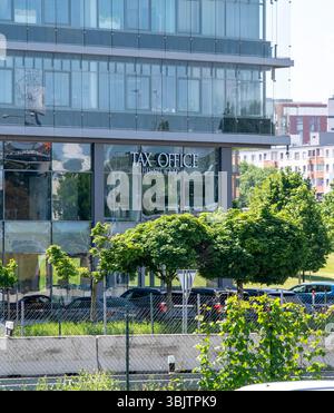 Bratislava, Slovaquie - 10 mai 2025 : BUREAUX FISCAUX DE Hennel et Kralik, fournissant des services de conseil fiscal, de comptabilité et de paie. Banque D'Images