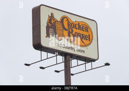 Bloomsburg, États-Unis. 16 juin 2025. Le logo de Cracker Barrel Old Country Store est visible sur une enseigne à l'extérieur du restaurant près de Bloomsburg, en Pennsylvanie, le 16 juin 2025. (Photo de Paul Weaver/Sipa USA) crédit : Sipa USA/Alamy Live News Banque D'Images