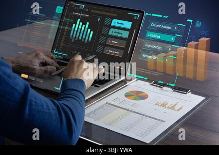 Homme d'affaires ou analyste utilisant un ordinateur portable avec écran virtuel futuriste et graphique 3D examinant un retour sur investissement et des informations commerciales Banque D'Images