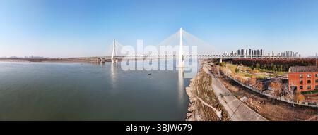 Panoramique Wuhan Tianxingzhou Yangtze River Bridge, vue aérienne Banque D'Images