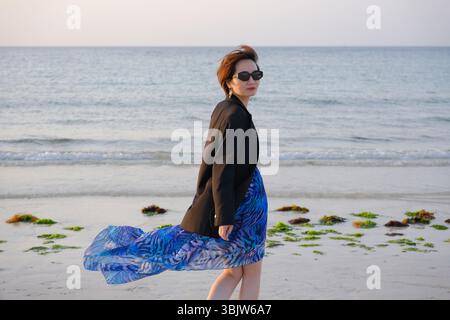 Femme asiatique regardant par-dessus l'épaule à Hamdeok Beach. Voyage à Jeju, Corée du Sud Banque D'Images