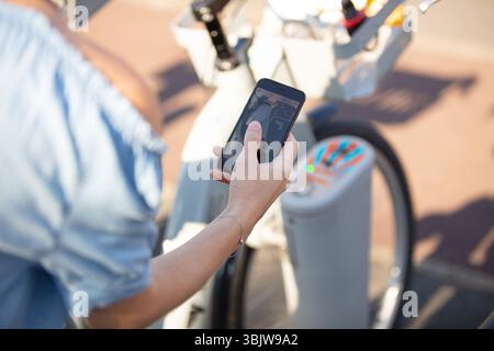 jeune étudiant attrayant loue un vélo Banque D'Images