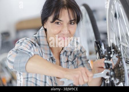 mécanicien de vélo mature en atelier Banque D'Images