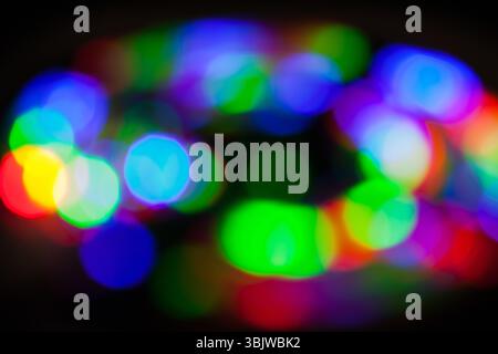 Les lumières bokeh circulaires aux couleurs vives créent un effet abstrait vibrant et attrayant, idéal pour les concepts festifs ou créatifs tels que la décoration des fêtes Banque D'Images