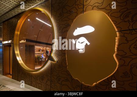Un magasin haut de gamme Bathing APE dans le centre commercial Mandarin Gallery, un vêtement streetwear de marque occupe un emplacement de premier choix, Orchard Road, Singapour. Banque D'Images
