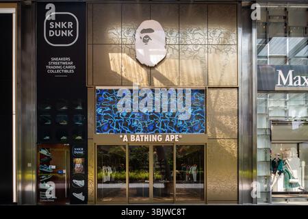 Un magasin haut de gamme Bathing APE dans le centre commercial Mandarin Gallery, un vêtement streetwear de marque occupe un emplacement de premier choix, Orchard Road, Singapour. Banque D'Images