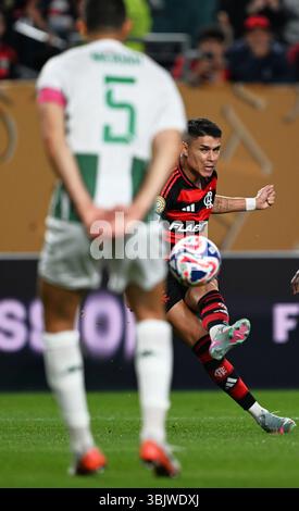 Philadelphie, États-Unis. 16 juin 2025. Luiz Araujo (R) du CR Flamengo tire pour marquer lors du match de football du Groupe d entre le CR Flamengo brésilien et l'espérance de Tunisie de Tunis lors de la Coupe du monde des clubs de la FIFA 2025 à Philadelphie, aux États-Unis, le 16 juin 2025. Crédit : Wu Xiaoling/Xinhua/Alamy Live News Banque D'Images