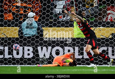 Philadelphie, États-Unis. 16 juin 2025. Pedro (R) du CR Flamengo célèbre alors que son équipe marque lors du match de football du Groupe d entre le CR Flamengo brésilien et Esperance de Tunisie de Tunis lors de la Coupe du monde des clubs de la FIFA 2025 à Philadelphie, aux États-Unis, le 16 juin 2025. Crédit : Wu Xiaoling/Xinhua/Alamy Live News Banque D'Images