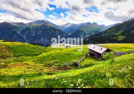 Cabine alpine traditionnelle autrichienne, Salzburger Land, Autriche. Hohe Tauren - Grossglockner High Alpine Road Banque D'Images