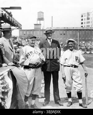 Le légendaire joueur de baseball des Pirates de Pittsburgh, Honus Wagner, avec le président NL John Heydler et d'autres Banque D'Images